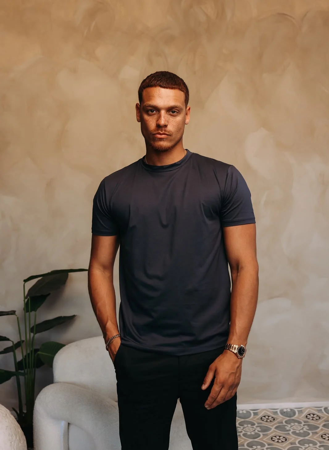 Navy shirt met een zwarte broek